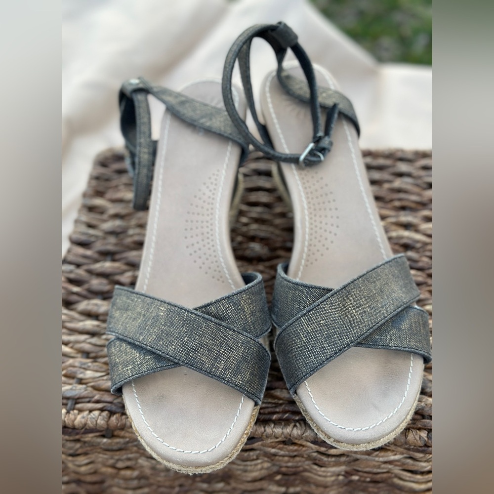Women's UGG Metallic Black Strappy Sandals.  Nyssa